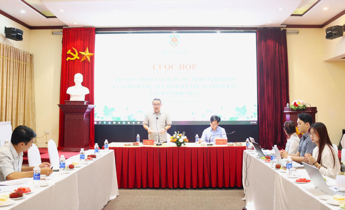Quang cảnh cuộc họp.