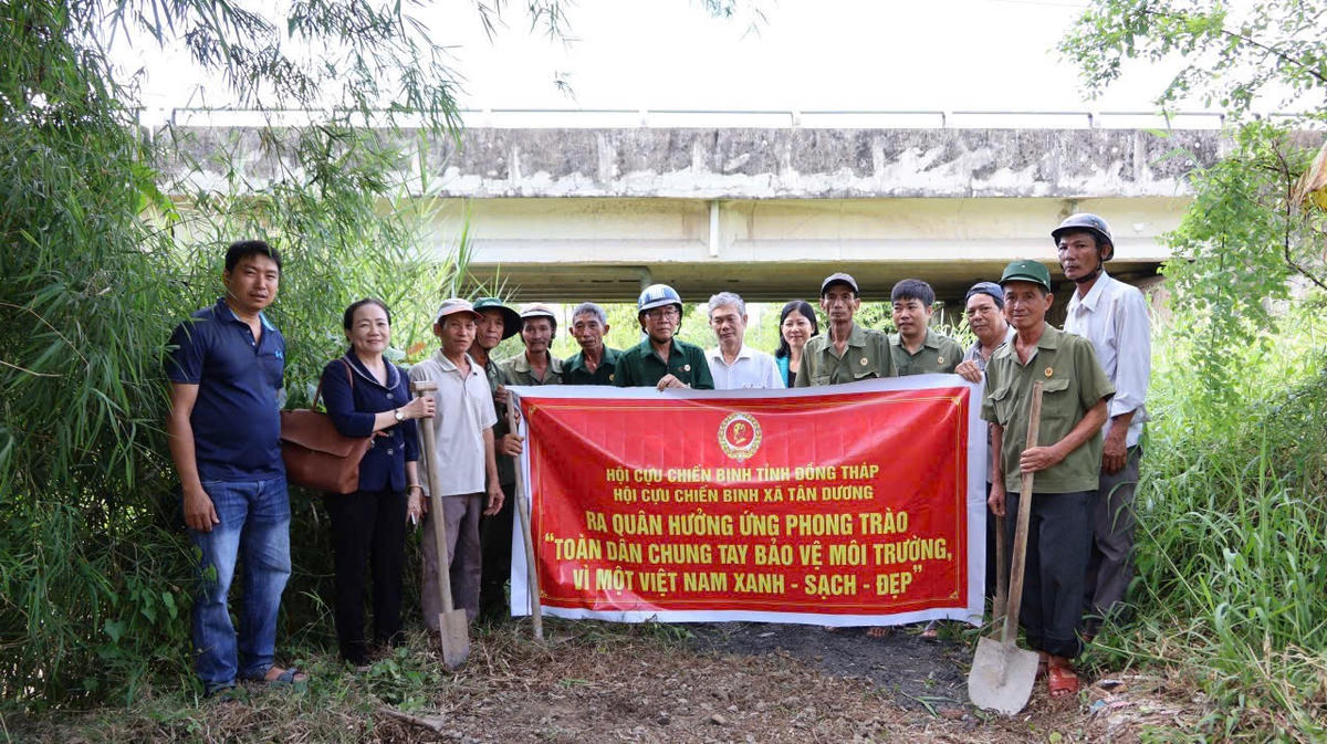 Hội cựu chiến binh xã Tân Dương ra quân hưởng ứng&nbsp;phong trào thi đua “Toàn dân chung tay bảo vệ môi trường, vì một Việt Nam xanh - sạch - đẹp”. Ảnh Trung Ngãi