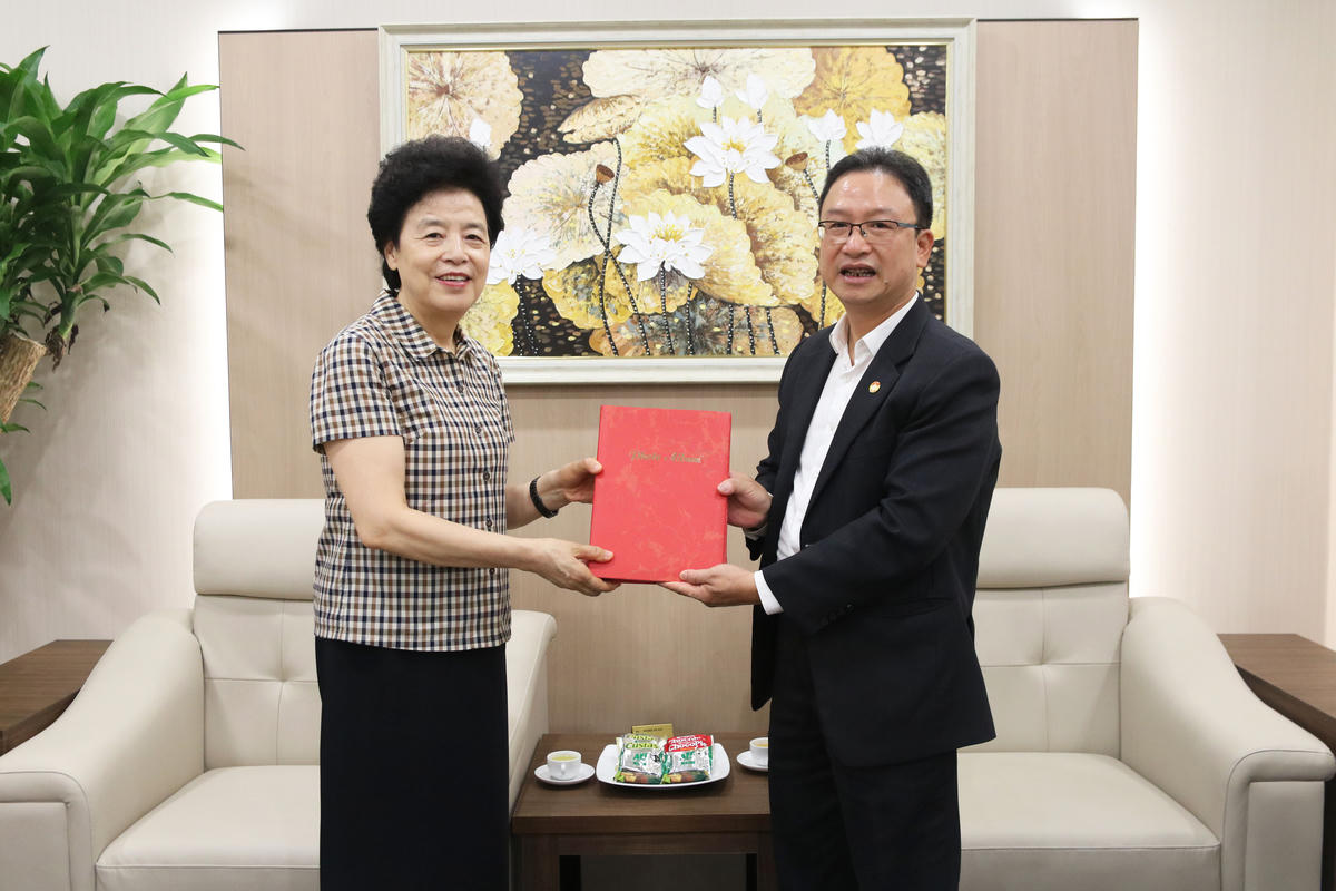 Ông Nguyễn Văn Thanh tặng quà lưu niệm cho Đoàn đại biểu cấp cao Chính hiệp toàn quốc Trung Quốc.