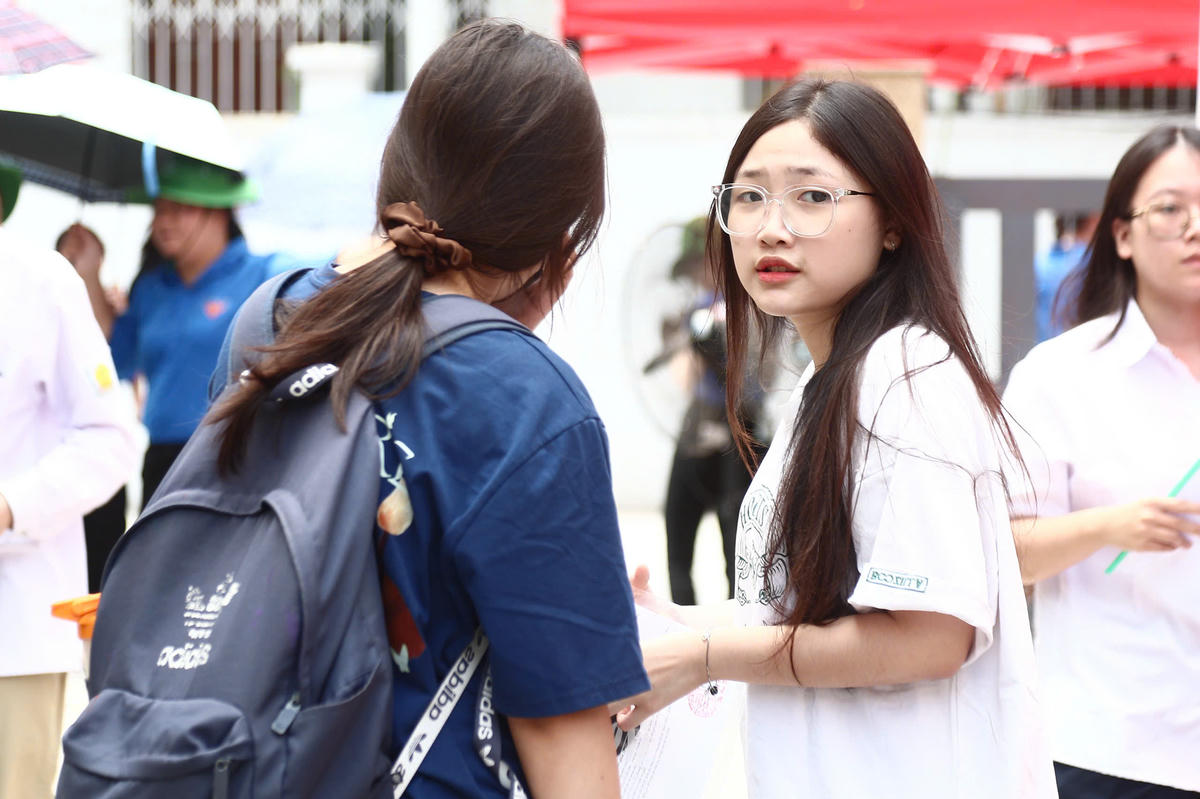 Nguyện vọng 1 của em là Học viện Báo chí và Tuyên truyền, nữ sinh Trường THPT Phan Huy Chú - Đống Đa cho biết, những ngày cuối trước kỳ thi, em chủ yếu ôn lại kiến thức trọng tâm và hệ thống công thức. Hiện tại em chưa thực sự tự tin, nhưng sẽ cố gắng hết sức trong 2 ngày thi tới.