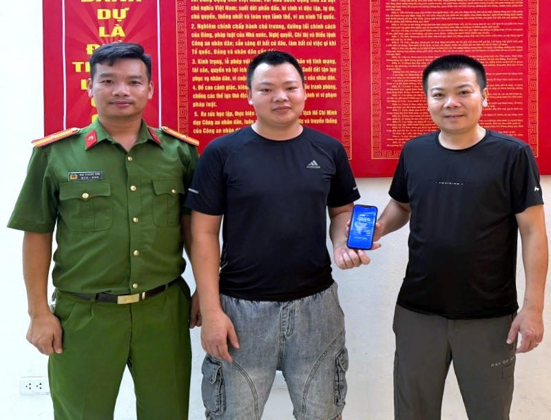 Cán bộ Công an phường Lê Hồ, tỉnh Ninh Bình chứng kiến việc trả lại 300 triệu đồng cho anh Phạm Hồng Đăng.