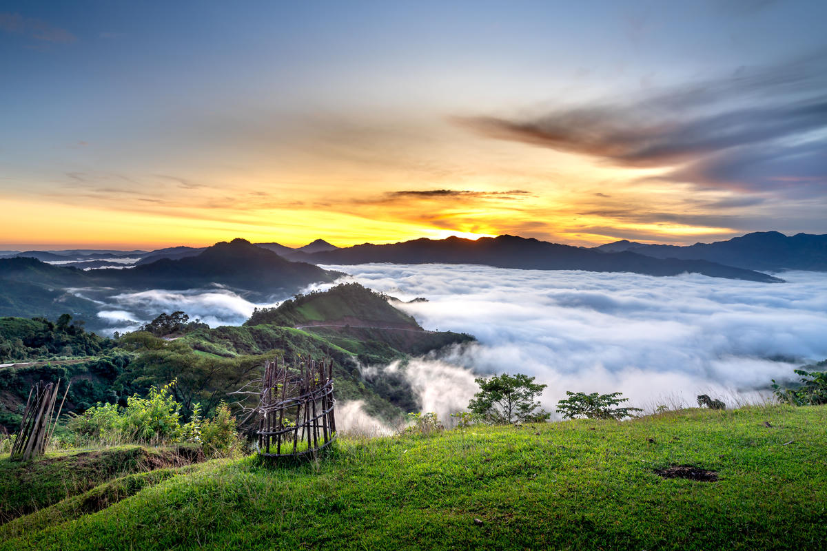 Tà Xùa, nằm ở độ cao hơn 2.800m so với mực nước biển, là một trong những đỉnh núi cao nhất Việt Nam