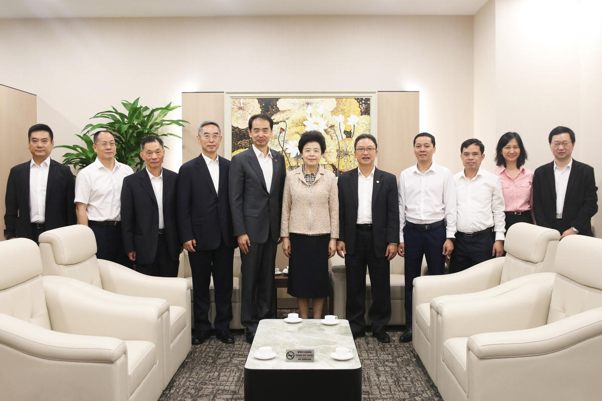 Ông Nguyễn Văn Thanh - Ủy viên Đoàn Chủ tịch, Trưởng ban Dân tộc và Tôn giáo Cơ quan UBTƯ MTTQ Việt Nam và các đại biểu chụp ảnh lưu niệm với Đoàn đại biểu cấp cao Chính hiệp toàn quốc Trung Quốc.
