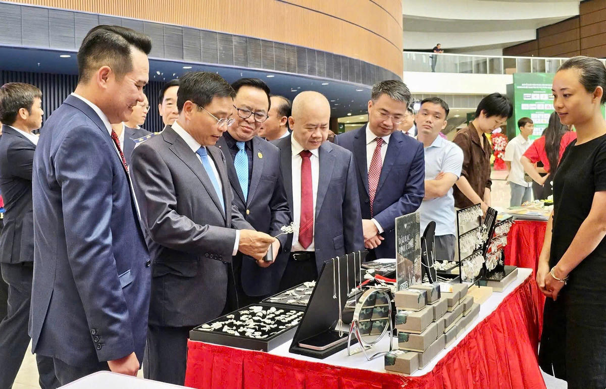 Phó Thủ tướng Nguyễn Văn Thắng tham quan các gian hàng của doanh nghiệp tại sự kiện. Ảnh: ĐT.&nbsp;
