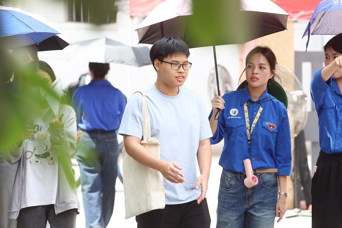 Ghi nhận tại điểm thi Trường THCS Nguyễn Trường Tộ (Hà Nội), nhiều thí sinh có mặt từ sớm để hoàn tất thủ tục và làm quen với phòng thi.
