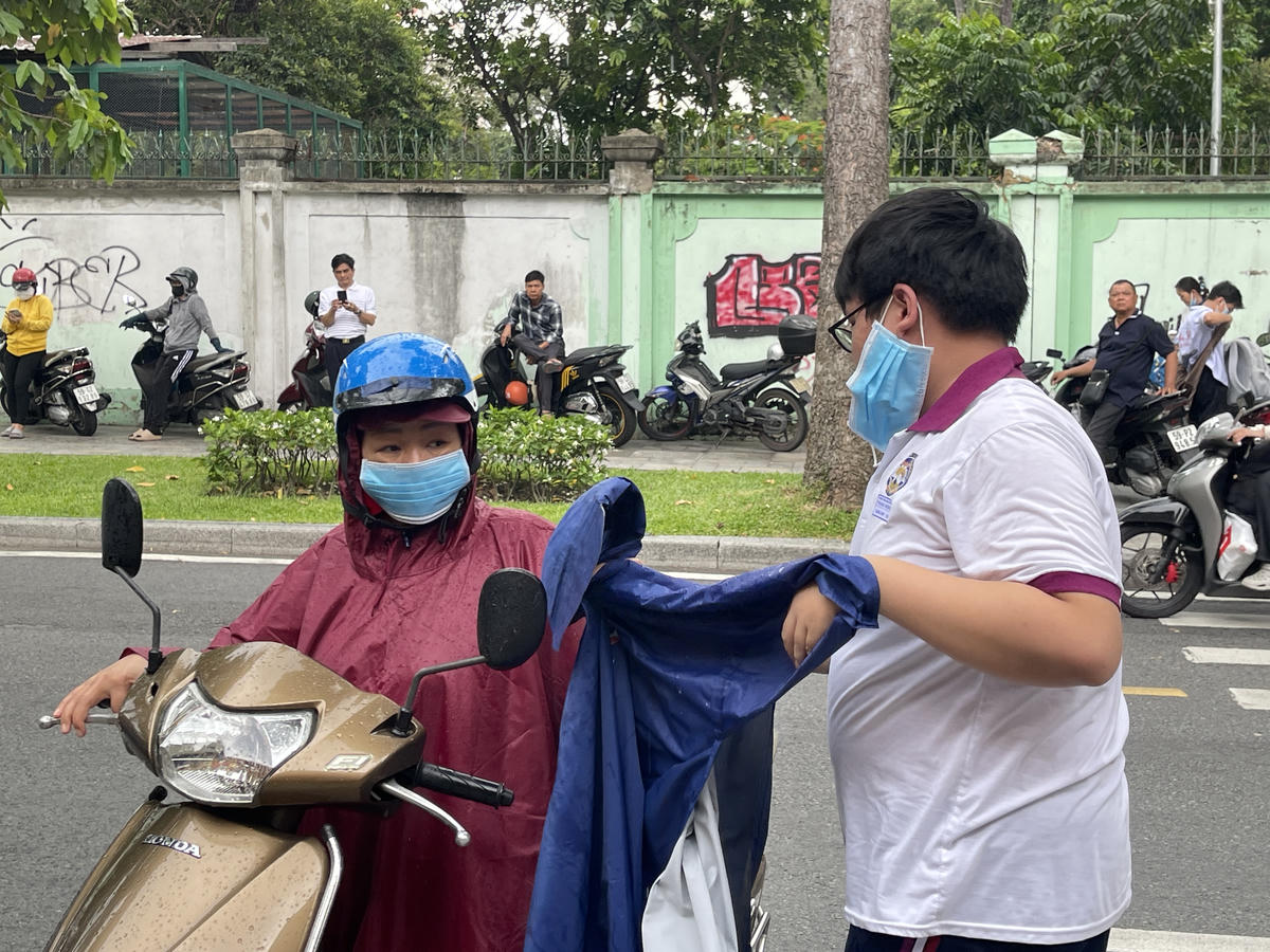 Thí sinh được cha mẹ đưa tới tận trường thi. Ảnh: Đ.Xá.