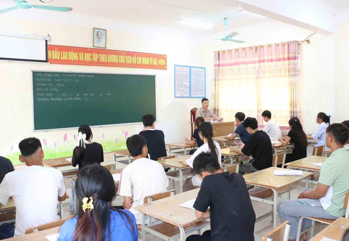 Chiều 10/6, hơn 22.000 thí sinh đã&nbsp;có mặt tại 39 điểm thi trên địa bàn tỉnh Quảng Ninh để làm thủ tục dự thi, đính chính thông tin cá nhân sai sót (nếu có); nghe quán triệt quy chế và phổ biến các quy định của kỳ thi tốt nghiệp THPT.