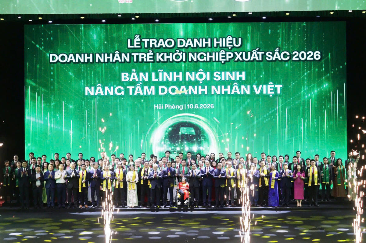 Phó Thủ tướng Nguyễn Văn Thắng và lãnh đạo các bộ, ngành, TP. Hải Phòng cùng các doanh nhân trẻ được tôn vinh. Ảnh: ĐT.&nbsp;