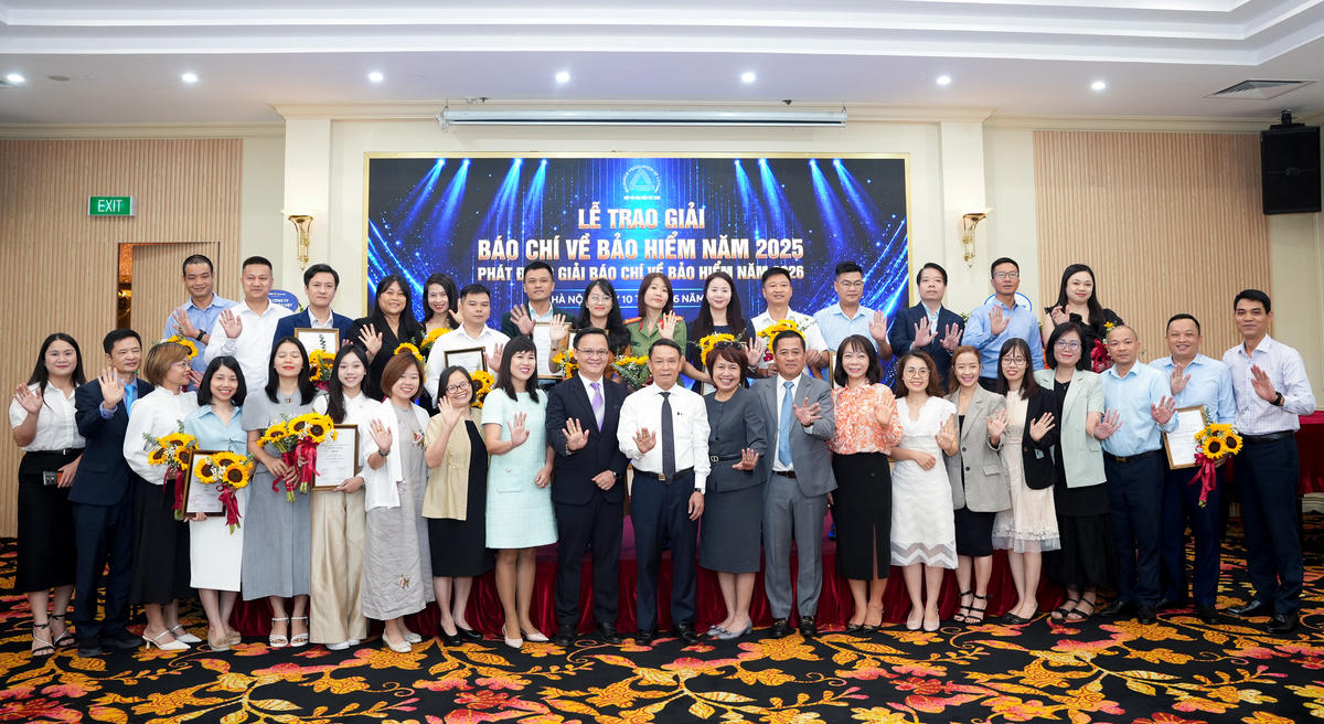 Ban Tổ chức và các tác giả có tác phẩm đoạt giải chụp ảnh lưu niệm tại sự kiện.