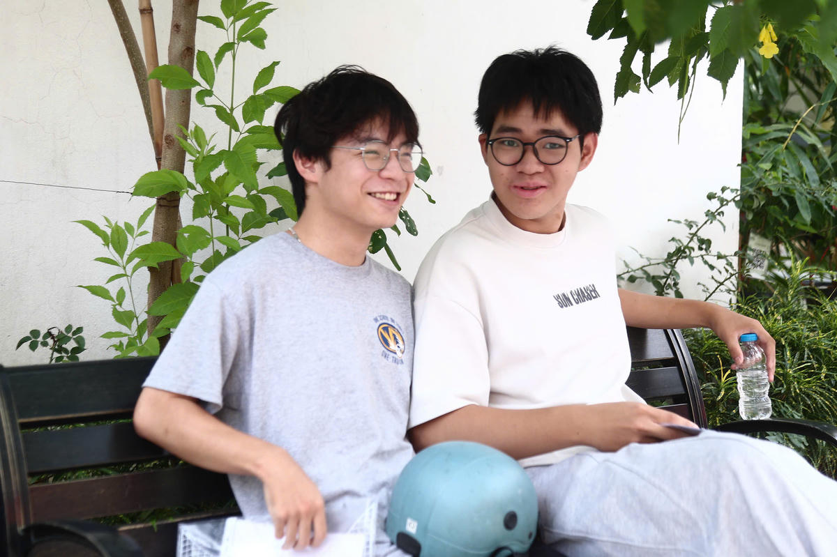 Chuẩn bị tâm thế trước khi bước vào 2 ngày thi chính thức, nam sinh Trường THPT Lê Quý Đôn - Đống Đa cho biết, đã dành nhiều thời gian ôn tập và đặt mục tiêu đạt khoảng 26-26,5 điểm để xét tuyển ngành Du lịch của Trường Đại học Văn hóa Hà Nội. "Em hy vọng sẽ làm bài tốt nhất có thể để đạt được nguyện vọng của mình", nam sinh chia sẻ.