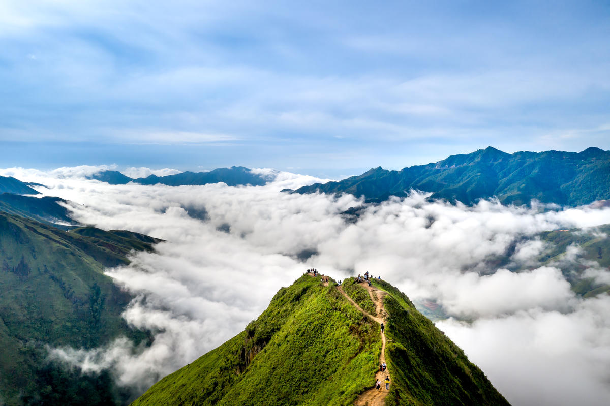 Đoạn sống lưng khủng long Tà Xùa có 1,5 km đường mòn được giới phượt thủ coi là một trong những nơi ngắm mây đẹp nhất miền Bắc