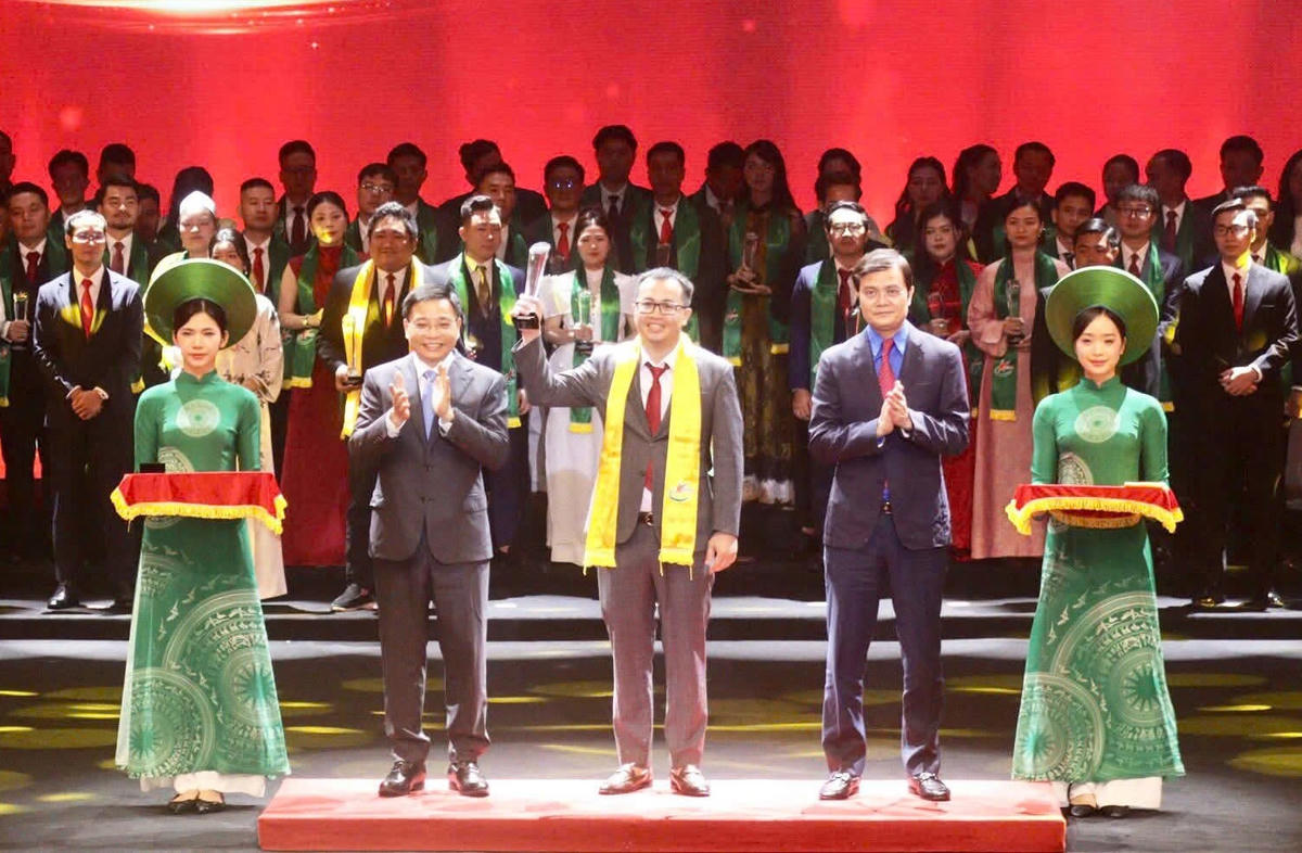 Phó Thủ tướng Nguyễn Văn Thắng trao danh hiệu Top 10 Doanh nhân trẻ khởi nghiệp xuất sắc năm 2026. Ảnh: ĐT. 