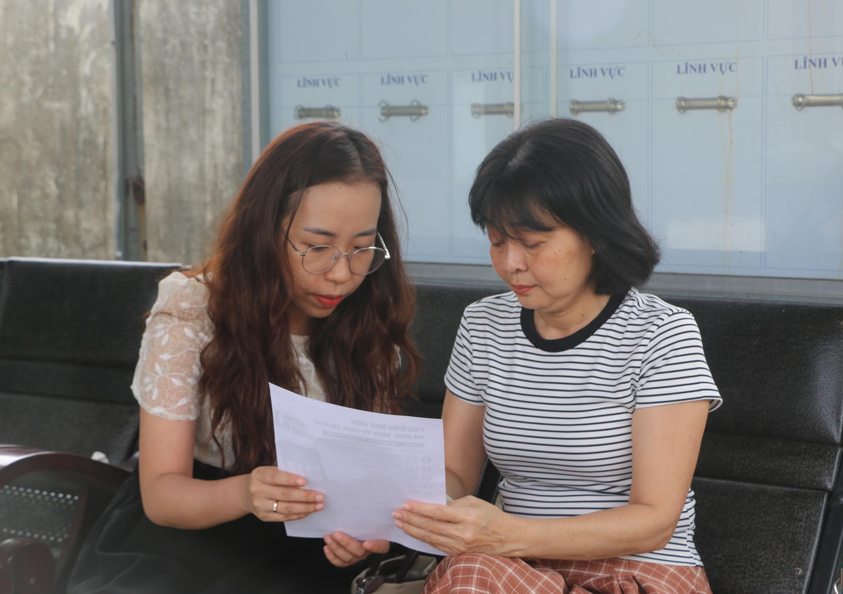 Sau lễ ra quân, cán bộ phường Bạc Liêu đã đến các khóm triển khai công tác tuyên truyền về hoạt động mô hình số đến tận nhà dân. Ảnh: Nguyên Du