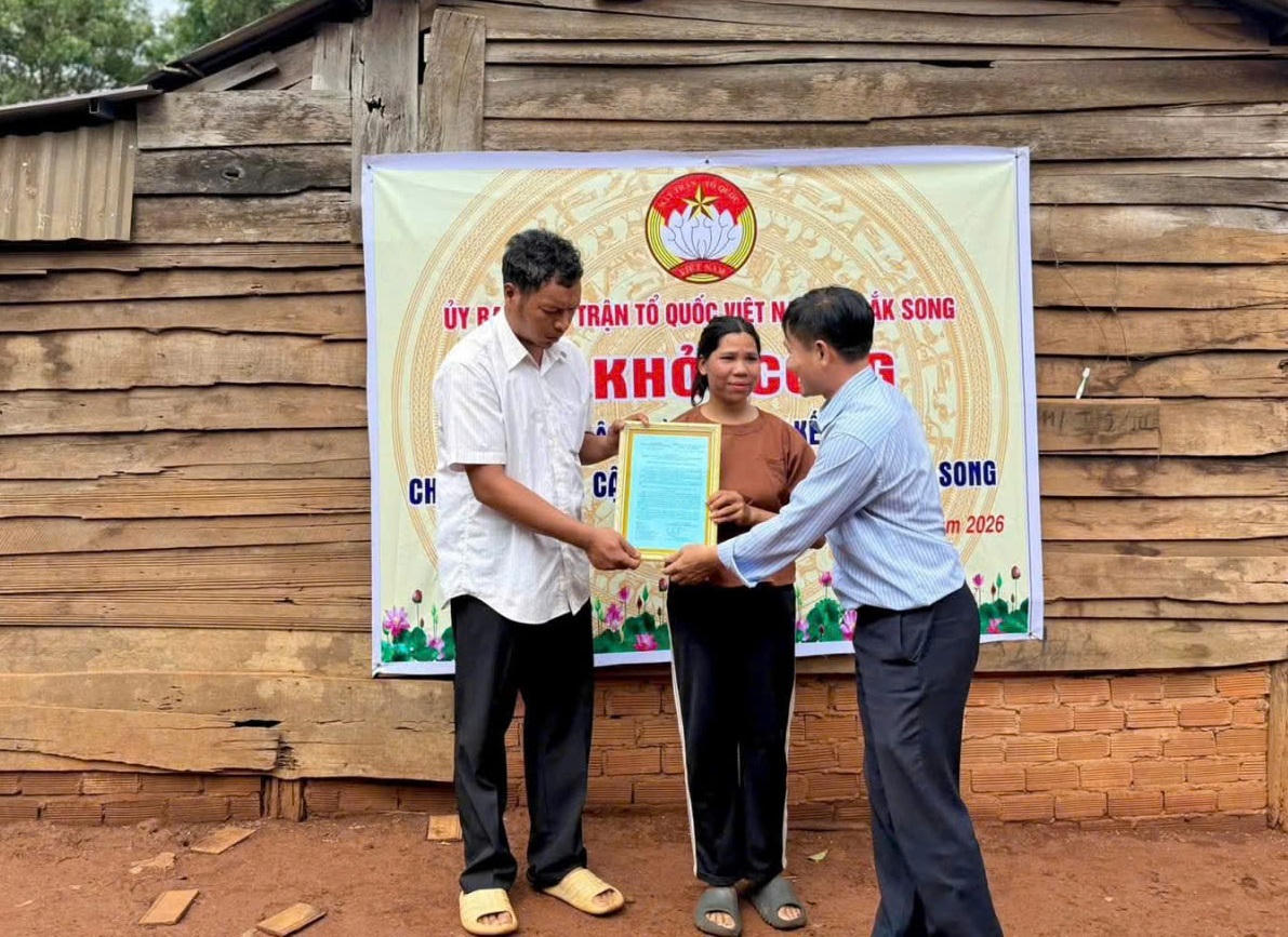 Lãnh đạo xã Đắk Song trao kinh phí hỗ trợ xây dựng nhà Đại đoàn kết cho gia đình bà H’Quyn.