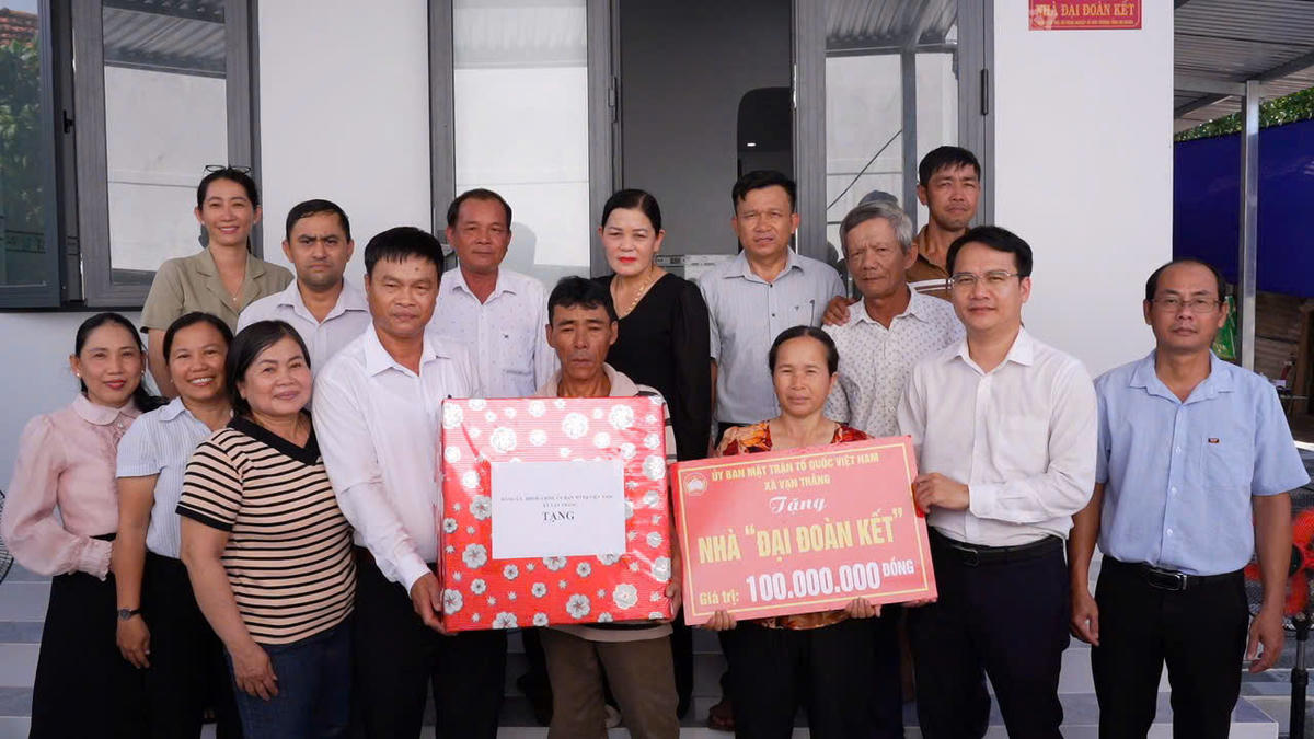 Lãnh đạo xã Vạn Thắng trao bảng tượng trưng bàn giao nhà Đại đoàn kết và quà cho gia đình ông Trần Văn Trầm.