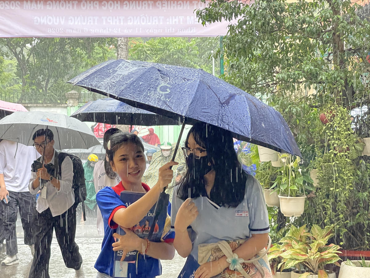 TP Hồ Chí Minh: Thí sinh đội mưa đi làm thủ tục dự thi tốt nghiệp THPT