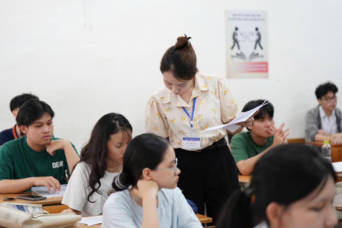 Giáo viên kiểm tra các giấy tờ, đối chiếu với danh sách đăng ký thi tốt nghiệp THPT năm 2026. Ảnh: CĐ.