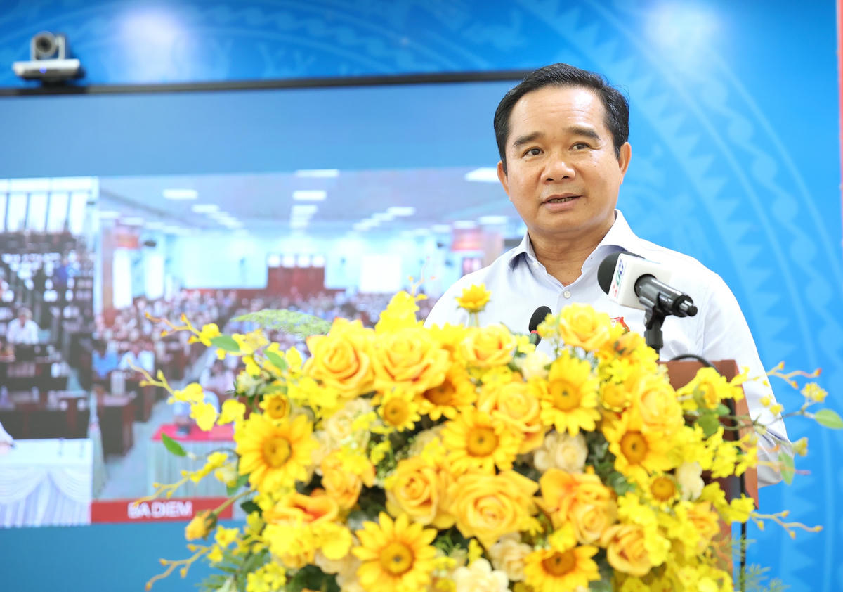 Ông Nguyễn Văn Được, Chủ tịch UBND TP Hồ Chí Minh trả lời các kiến nghị cử tri. Ảnh: L.T.