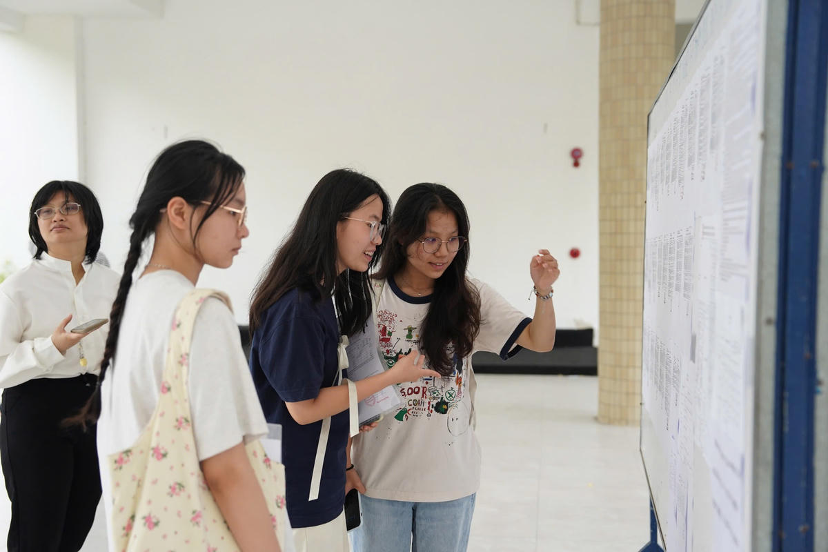 Thí sinh xem địa điểm phòng thi, số báo danh. Ảnh: CĐ.