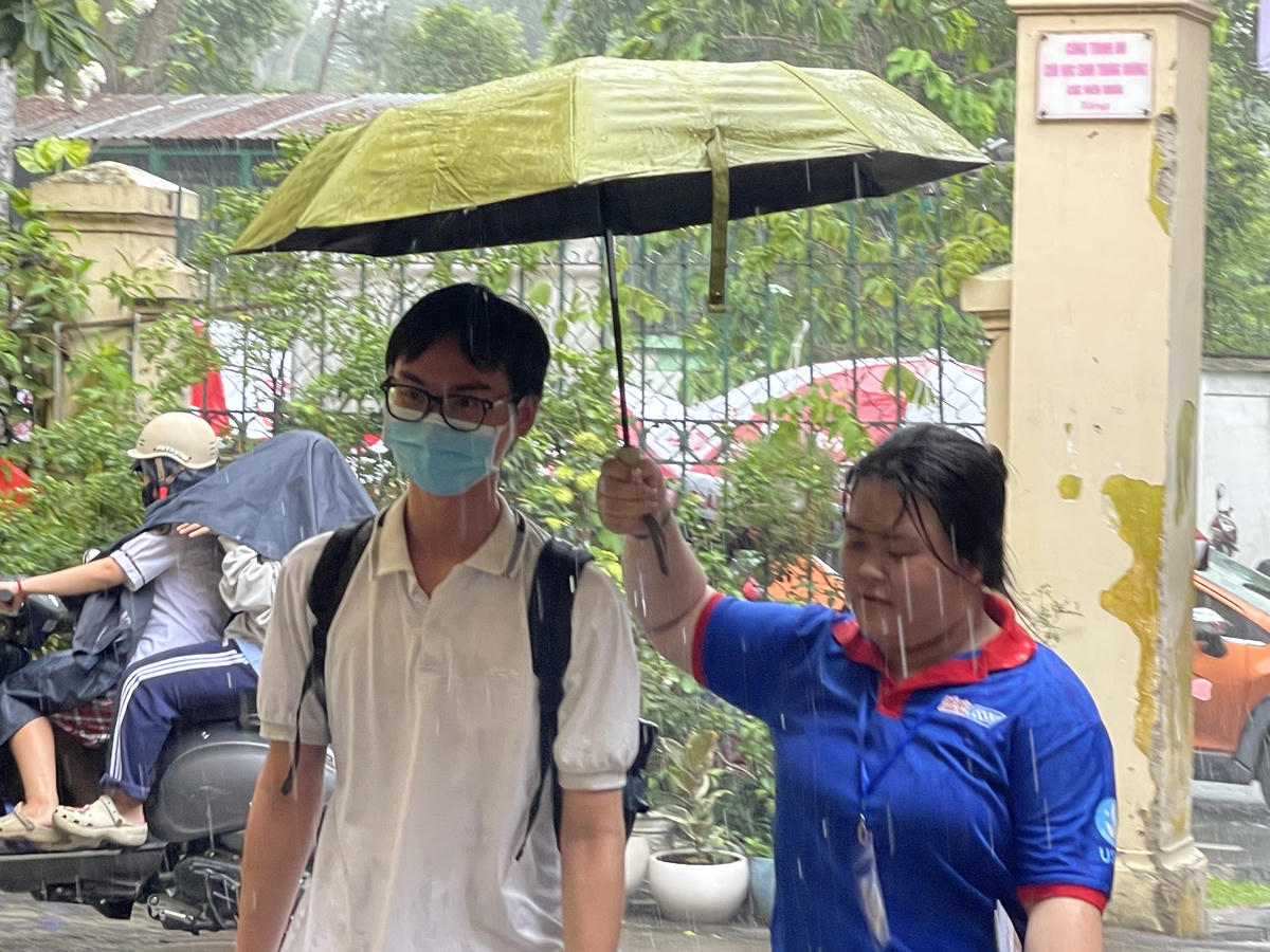 TP Hồ Chí Minh: Thí sinh đội mưa đi làm thủ tục dự thi tốt nghiệp THPT