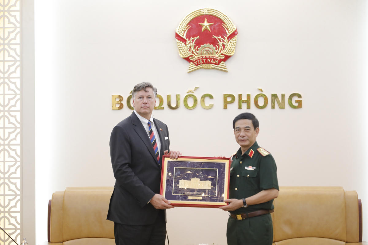 Đại tướng Phan Văn Giang và Phó Ngoại trưởng Hoa Kỳ Christopher Landau tại buổi tiếp - Ảnh: Nguyễn Hoàng