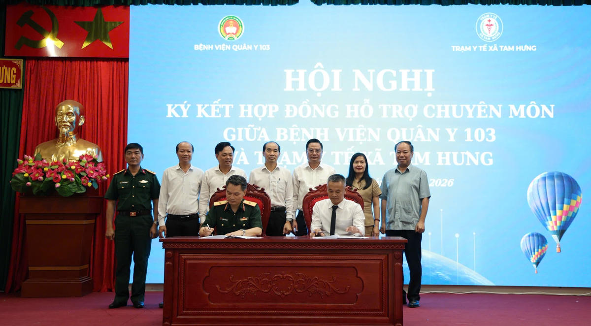 Thiếu tướng, PGS.TS Lường Công Thức, Giám đốc Bệnh viện Quân y 103 và Giám đốc Trạm Y tế xã Tam Hưng Dương Văn Huân ký kết Hợp đồng hỗ trợ chuyên môn. Ảnh: TL