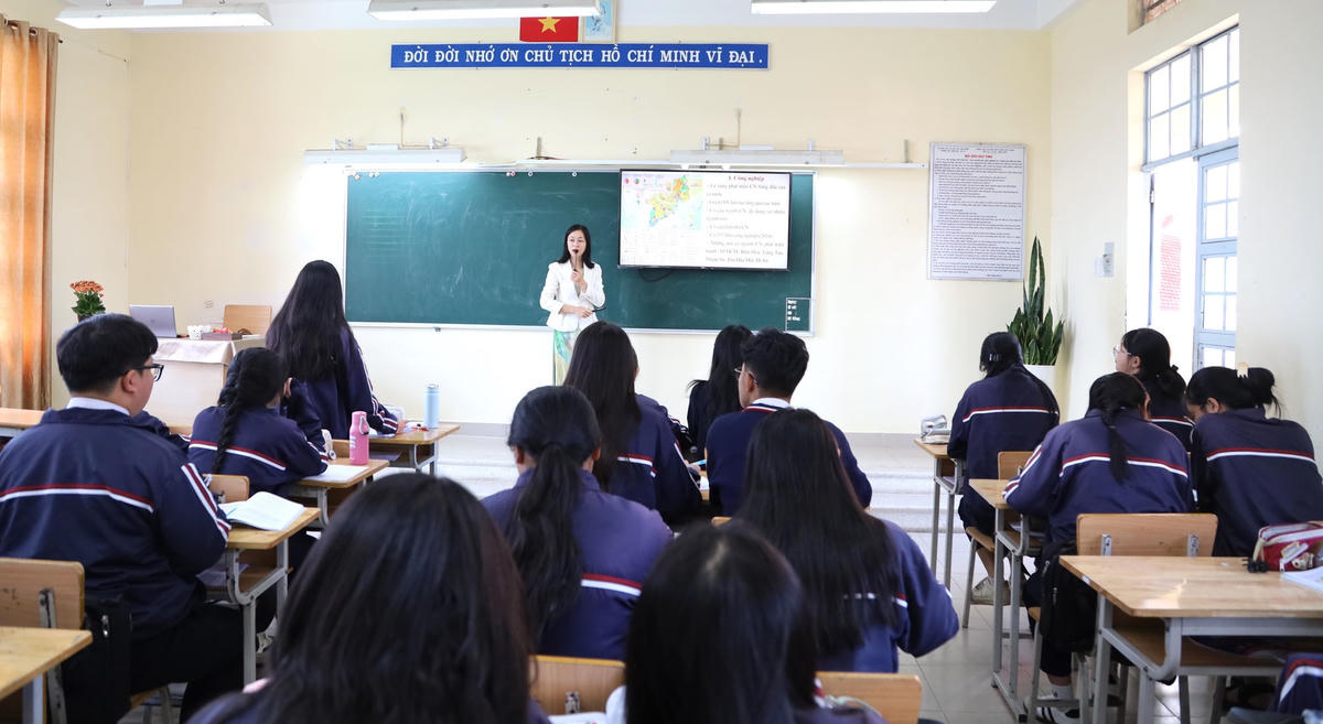 Cô và trò trường THPT Trần Phú, phường Xuân Hương - Đà Lạt, ôn tập cho học sinh lớp 12 trước Kỳ thi tốt nghiệp THPT 2026.