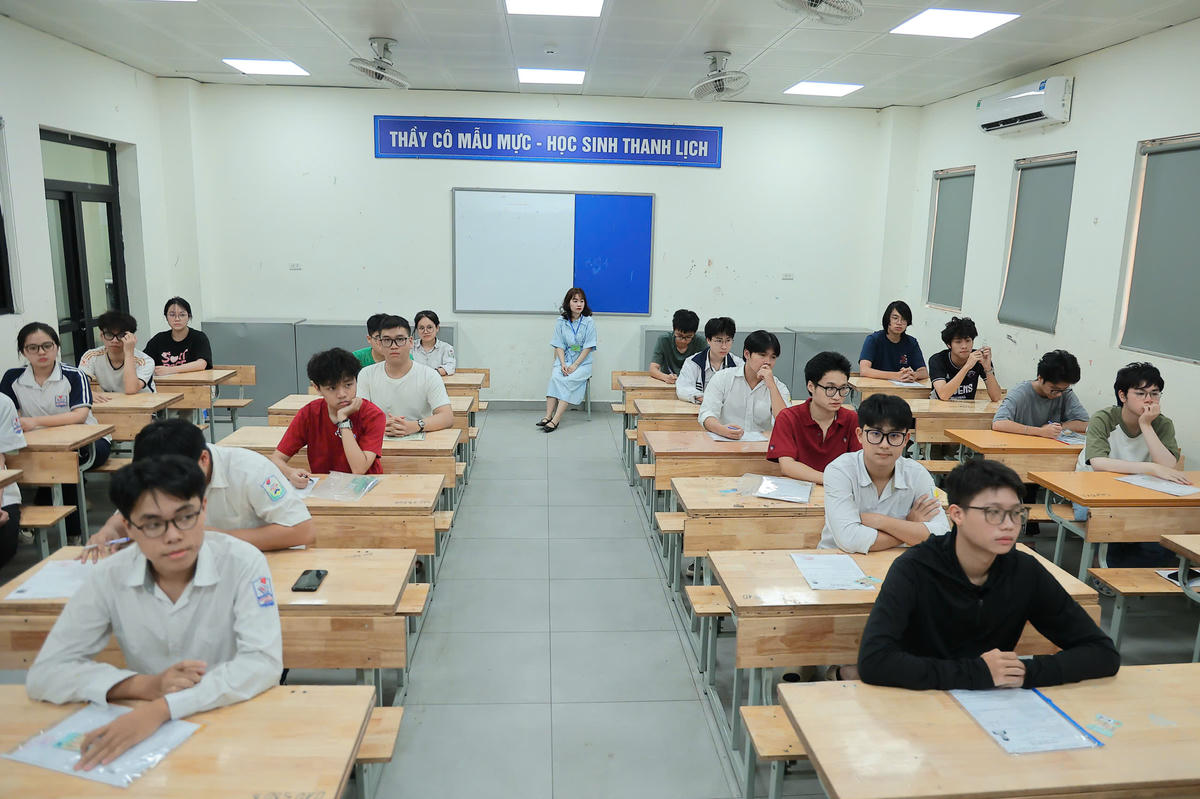 Theo quy chế của Bộ Giáo dục và Đào tạo, thí sinh dự thi 4 môn, gồm 2 môn bắt buộc là Ngữ văn và Toán cùng 2 môn tự chọn trong số các môn học ở lớp 12 như Ngoại ngữ, Lịch sử, Vật lý, Hóa học, Sinh học, Địa lý, Giáo dục kinh tế và pháp luật, Tin học và Công nghệ.