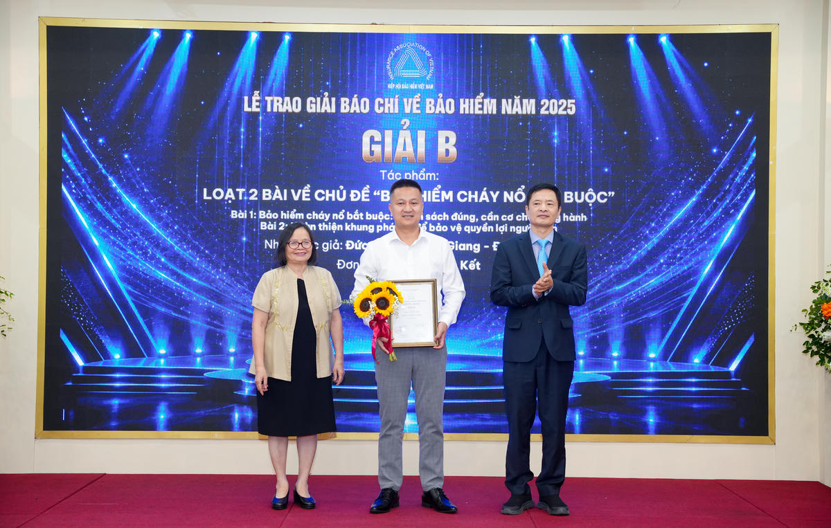 Đại diện nhóm tác giả Báo Đại đoàn kết nhận Giải B Giải Báo chí về Bảo hiểm năm 2025.