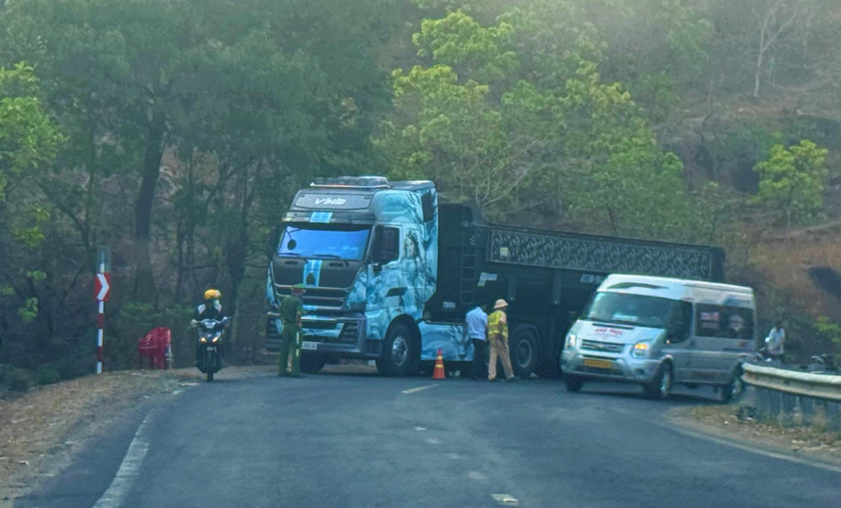 Hiện trường nơi xảy ra vụ tai nạn giao thông khiến 2 người tử vong. Ảnh: ĐS.