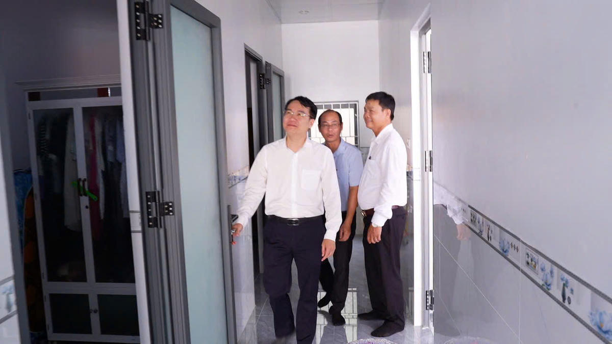 Lãnh đạo xã Vạn Thắng kiểm tra và bàn giao nhà Đại đoàn kết cho gia đình ông Trần Văn Trầm.