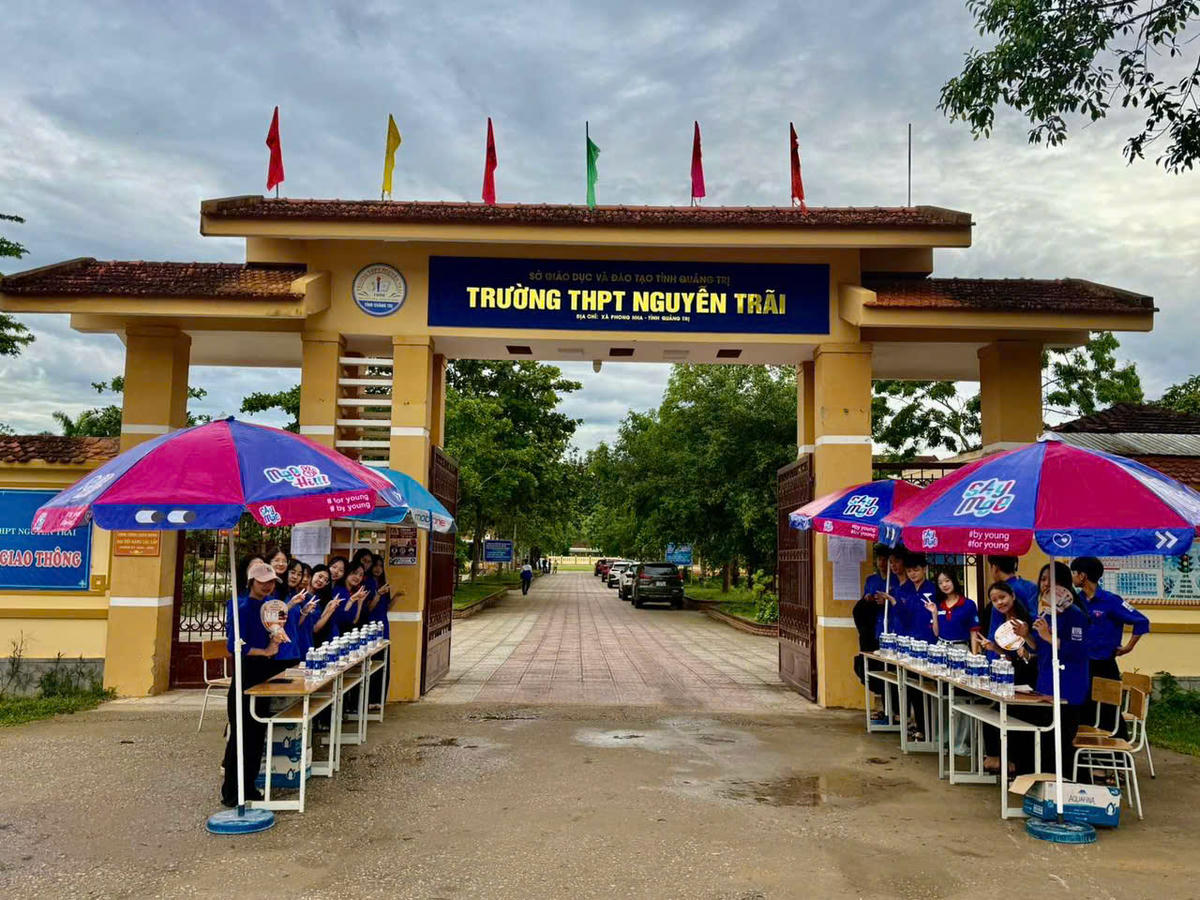 Đoàn viên thanh niên tham gia Chương trình “Tiếp sức mùa thi” năm 2026 tại trường THPT Nguyễn Trãi. Ảnh: SGD.