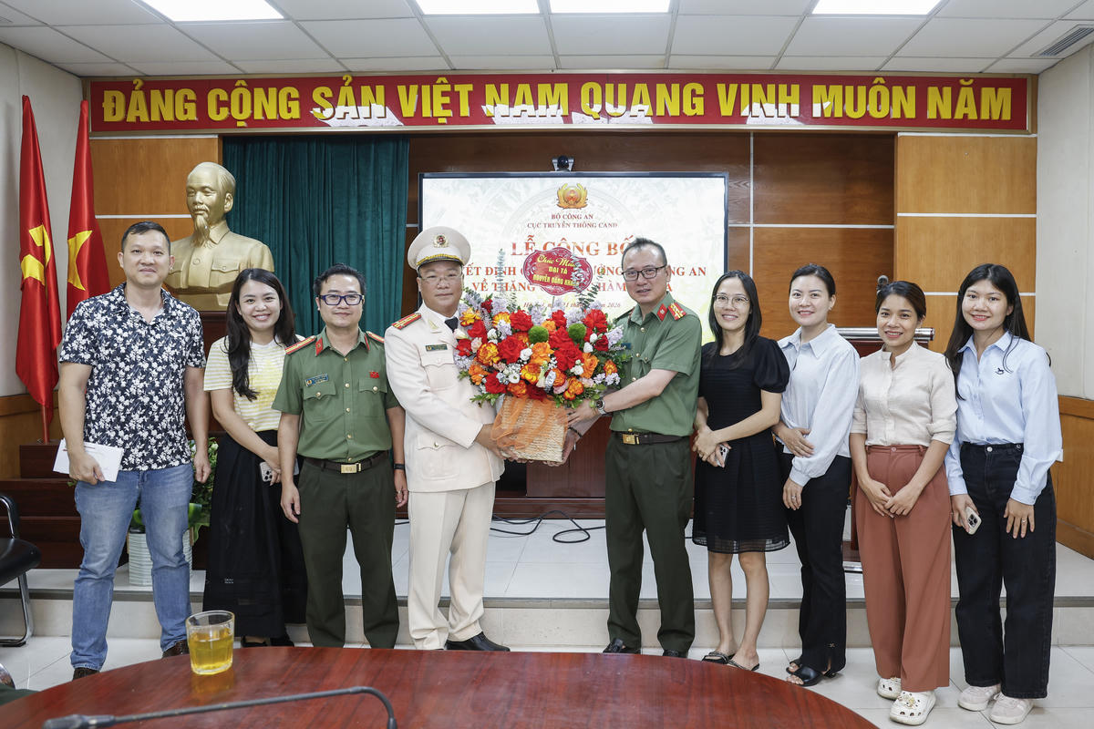Lãnh đạo, cán bộ, chiến sĩ Ban Thời sự Truyền hình Công an Nhân dân tặng hoa chúc mừng Đại tá - TS. Nguyễn Đăng Khang - Phó Tổng Biên tập Báo Đại Đoàn Kết. Ảnh: Quang Vinh.