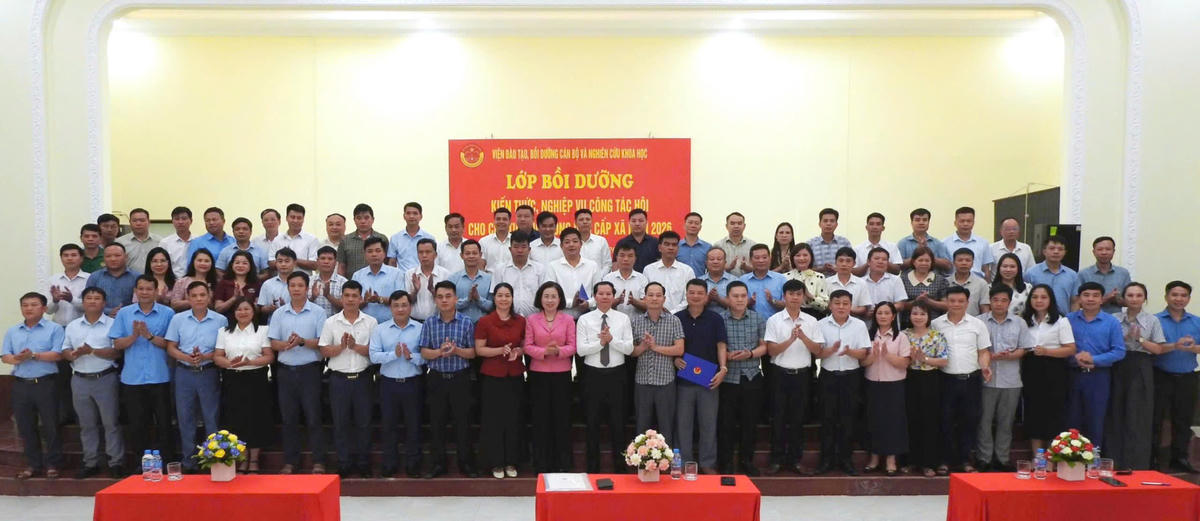 Phó Chủ tịch Trung ương Hội Nông dân Việt Nam Bùi Thị Thơm cùng lãnh đạo Viện và các học viên chụp ảnh lưu niệm