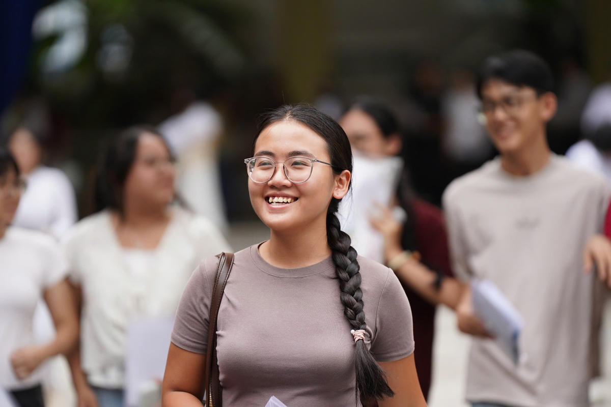 Nhiều thí sinh tự tin sau khi kết thúc môn thi Ngữ văn. Ảnh: CĐ.