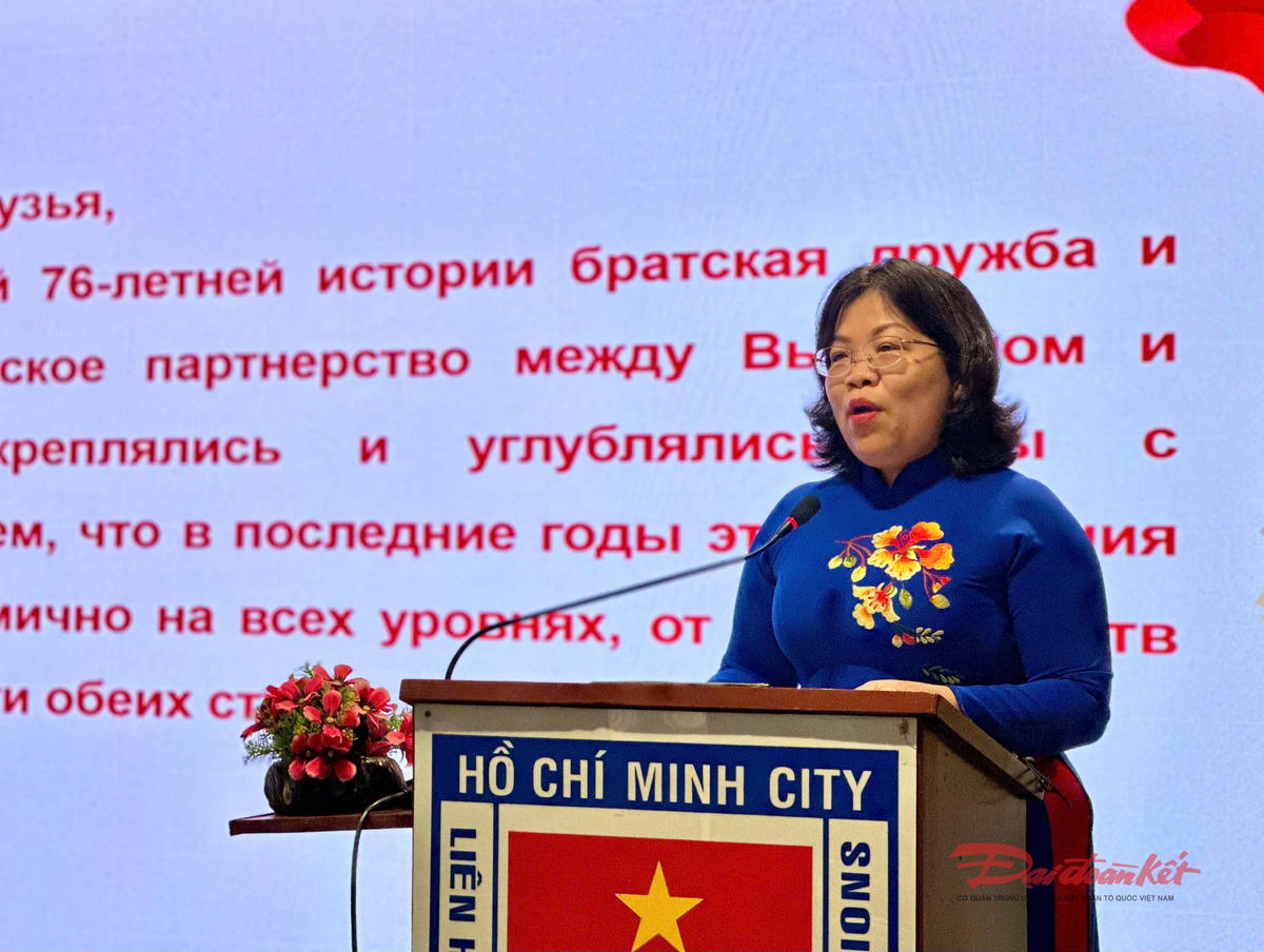 Bà Nguyễn Đoàn Nhật Phượng, Phó Chủ tịch HĐND TP Hồ Chí Minh, Chủ tịch Hội hữu nghị Việt - Nga TP Hồ Chí Minh phát biểu. Ảnh: Ánh Tuyết.