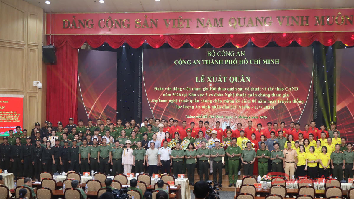 Ban Giám đốc Công an TP Hồ Chí Minh chụp ảnh lưu niệm cùng các lực lượng tham gia liên hoan, hội thao năm 2026. Ảnh: T.Luân.