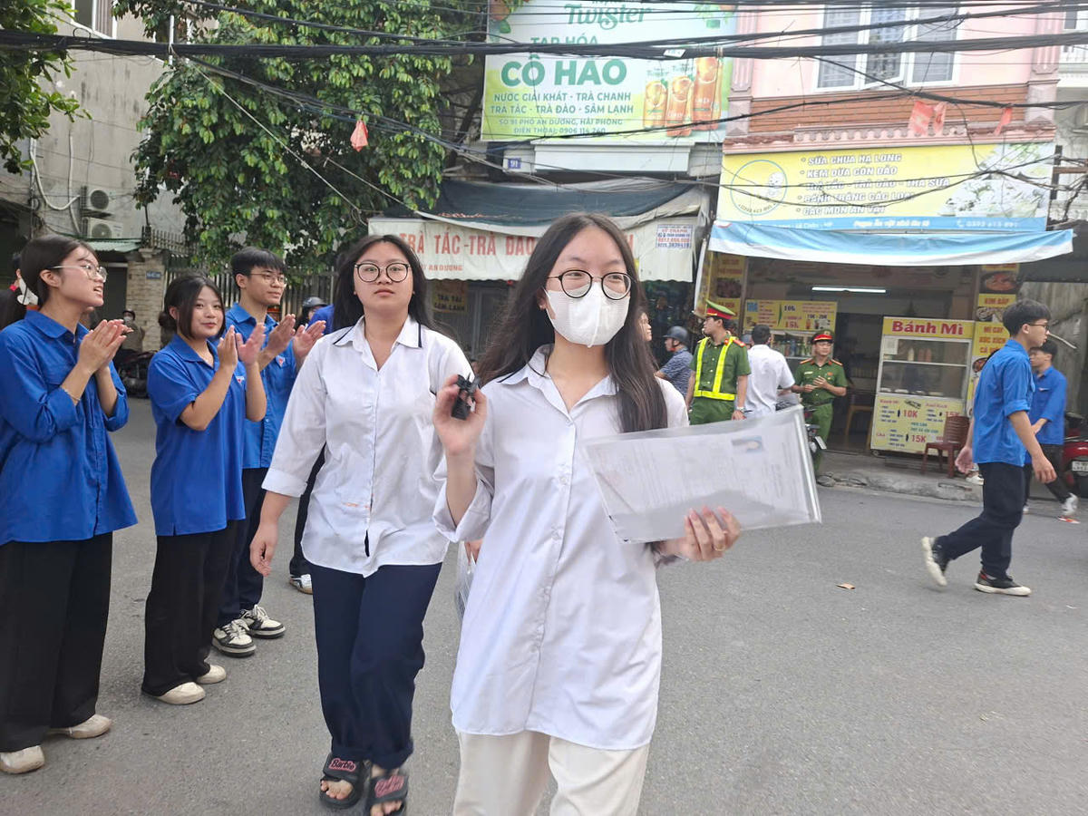 Thí sinh dự thi sáng 11/6 tại điểm trường THPT Trần Nguyên Hãn. Ảnh: PT.&nbsp;