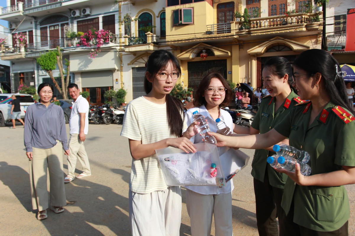 Lực lượng Đoàn thanh niên Công an tỉnh Lạng Sơn tham gia tiếp sức mùa thi