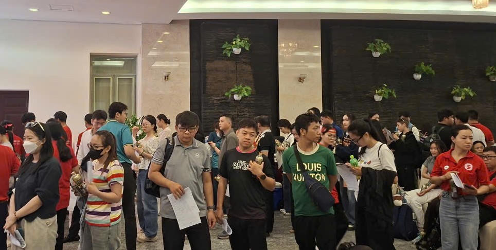 Nhiều bạn trẻ đứng xếp hàng chờ đến lượt để hiến máu tại ngày hội. Ảnh: S.X
