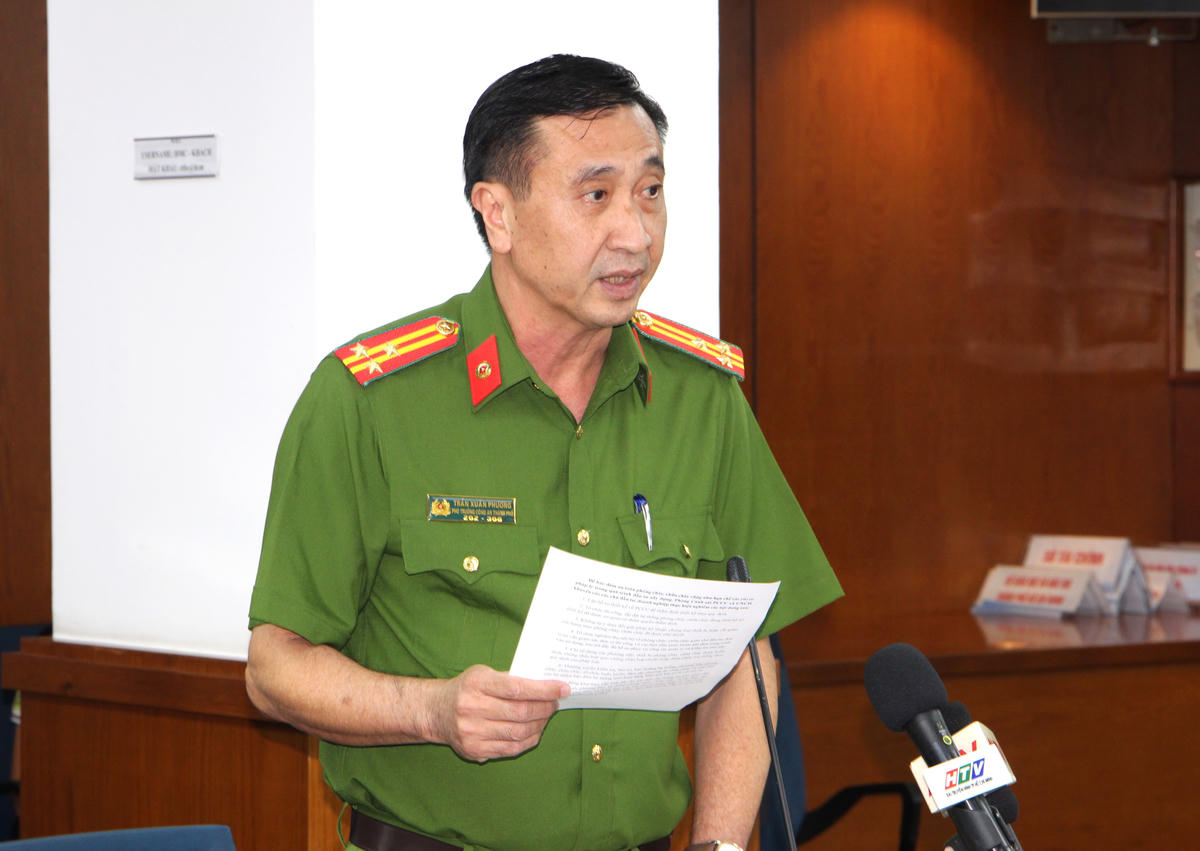 Thượng tá Trần Xuân Phương thông tin tại buổi họp báo. Ảnh: Q.Đ.