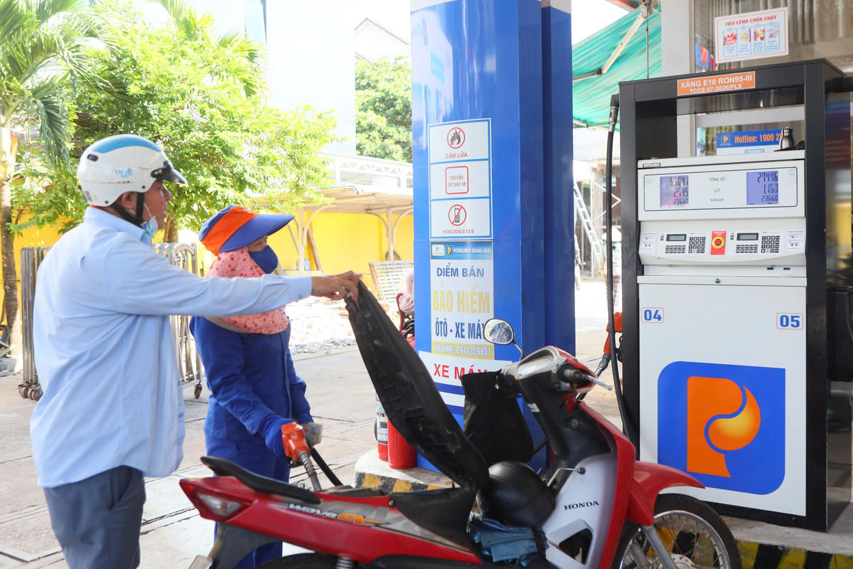 Các cửa hàng xăng dầu ở tỉnh Quảng Ngãi đã chuyển đổi sang xăng E10 phục vụ người dân. Ảnh: CT.