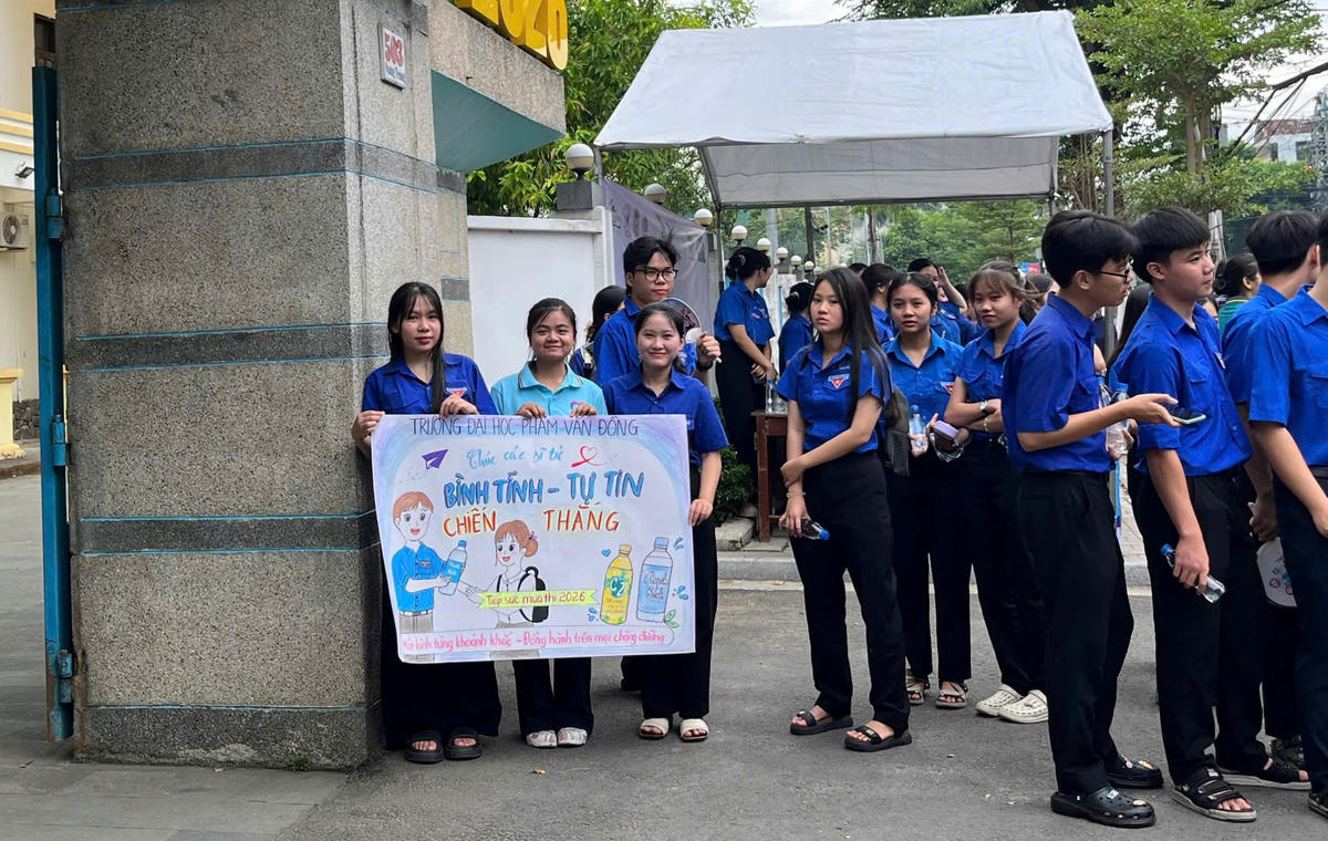 Tình nguyện viên động viên thí sinh. Ảnh: NT.