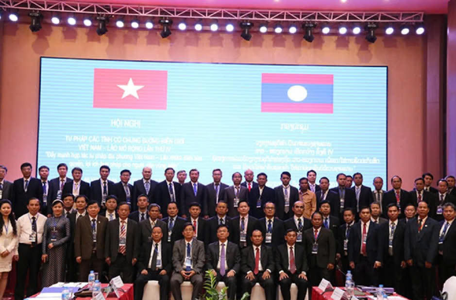 Các đại biểu chụp ảnh lưu niệm tại&nbsp;Hội nghị Tư pháp các tỉnh có chung đường biên giới Việt Nam – Lào mở rộng lần IV với chủ đề “Đẩy mạnh hợp tác tư pháp địa phương Việt Nam – Lào nhằm đảm bảo quyền, lợi ích hợp pháp cho người dân vùng biên”.