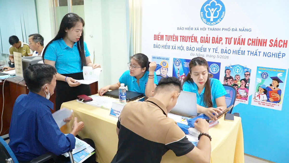 Chuyên viên BHXH thành phố tư vấn các chính sách về BHXH, BHYT