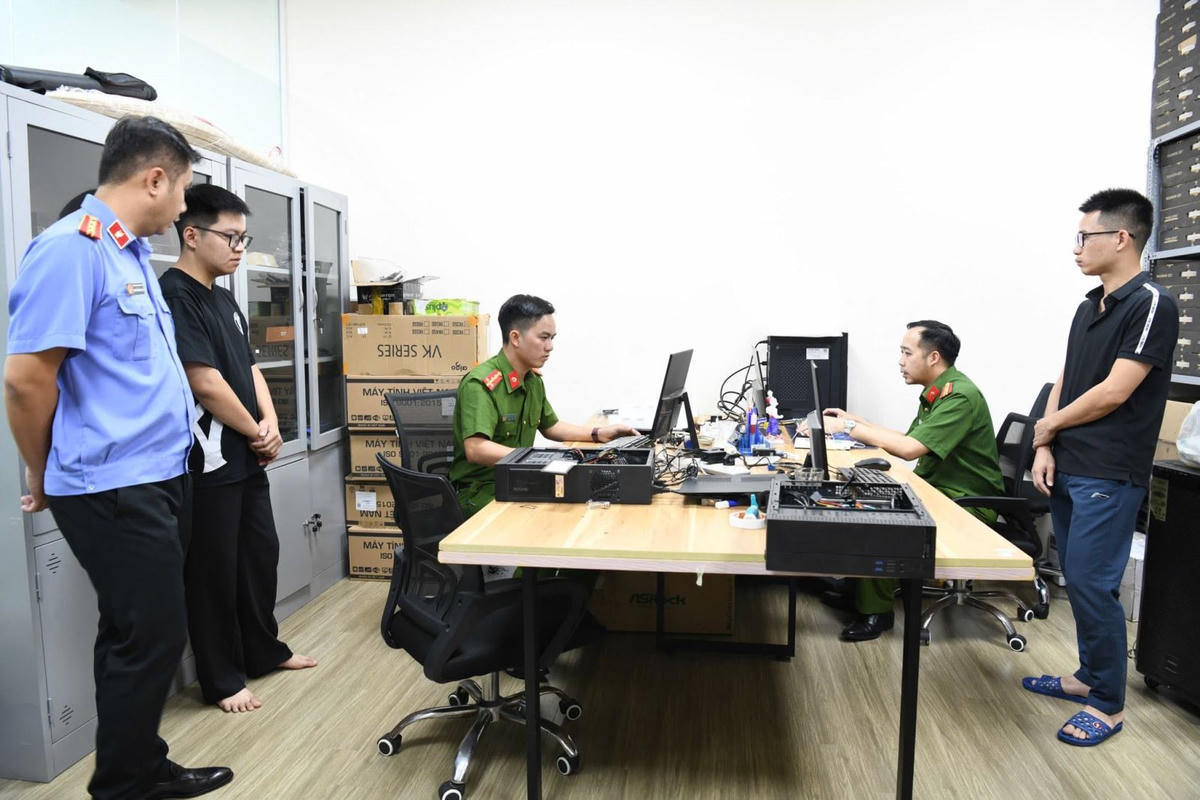 Cơ quan Công an tiến hành khám xét khẩn cấp, thu thập tài liệu chứng cứ liên quan Công ty TNHH MTV giải pháp công nghệ Tek-solution. Ảnh: Công an tỉnh Phú Thọ.