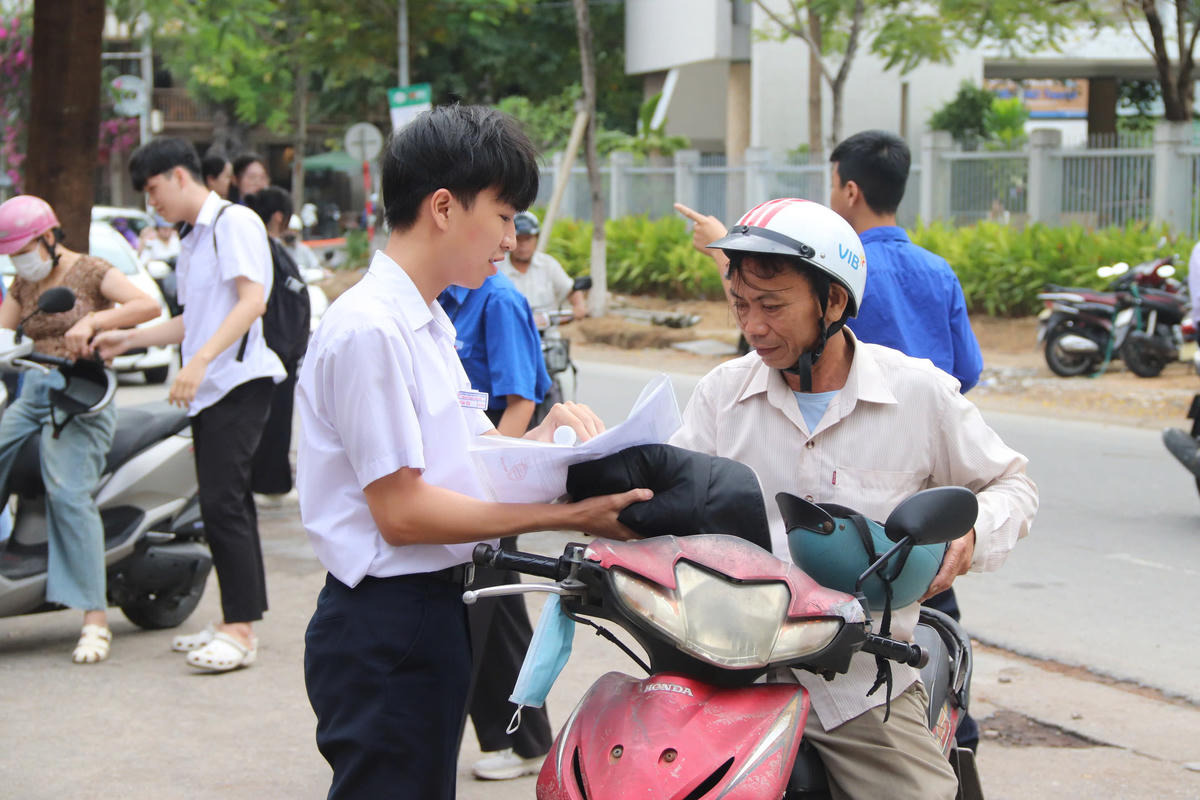 Phụ huynh đưa thí sinh đến điểm thi tại Trường THPT Phan Châu Trinh, TP Đà Nẵng. Ảnh: CĐ.