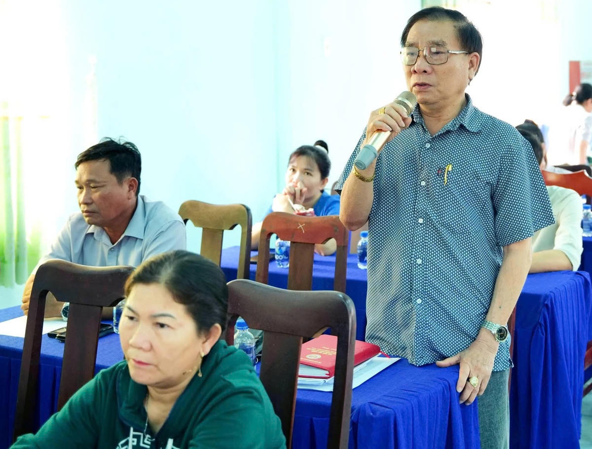 Cử tri xã Lâm Sơn kiến nghị tại buổi tiếp xúc cử tri.