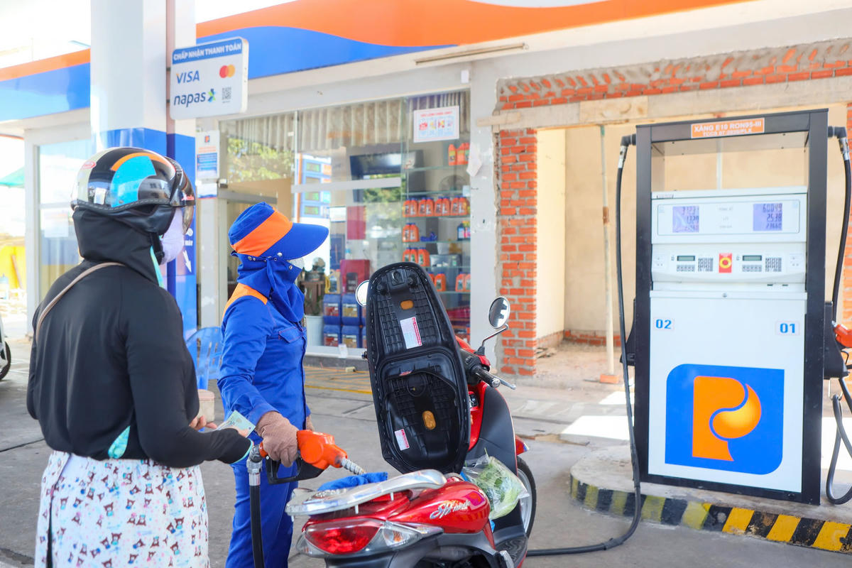 Người dân tỉnh Quảng Ngãi đang đổ xăng E10. Ảnh: TT.