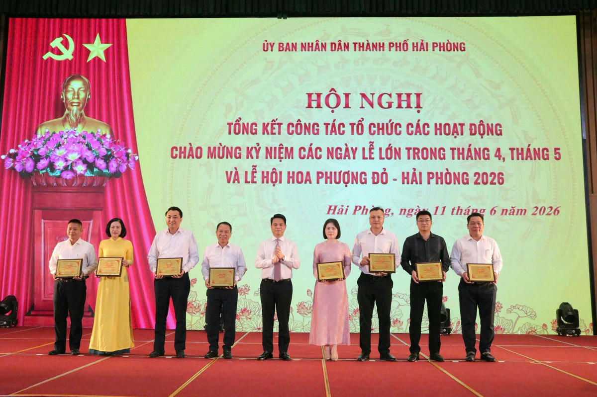 Bí thư Thành ủy Hải Phòng Lê Ngọc Châu trao tặng Giấy chứng nhận cho các đơn vị đóng góp, tài trợ các nguồn lực góp phần tổ chức thành công các hoạt động chào mừng kỷ niệm các ngày lễ lớn trong tháng 4, tháng 5 và Lễ hội Hoa Phượng Đỏ năm 2026.&nbsp;